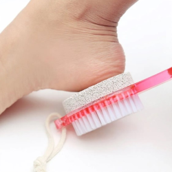 Outil Soins Pieds 4 en 1 : Râpe Pieds, Brosse Ongles, Anti Callosités et Peau morte